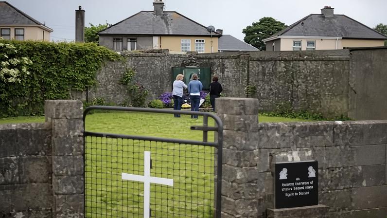 Reino Unido abandona plano de cortar benefícios para sobreviventes de mães e bebês