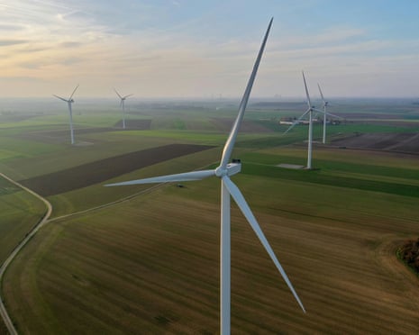 Ganhos de energia limpa na Europa, mas falha em eliminar máquinas a combustão