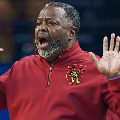 Treinador de basquete de Tuskegee processa por 1 milhão após algemamento