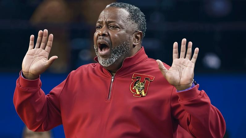 Treinador de basquete de Tuskegee processa por 1 milhão após algemamento