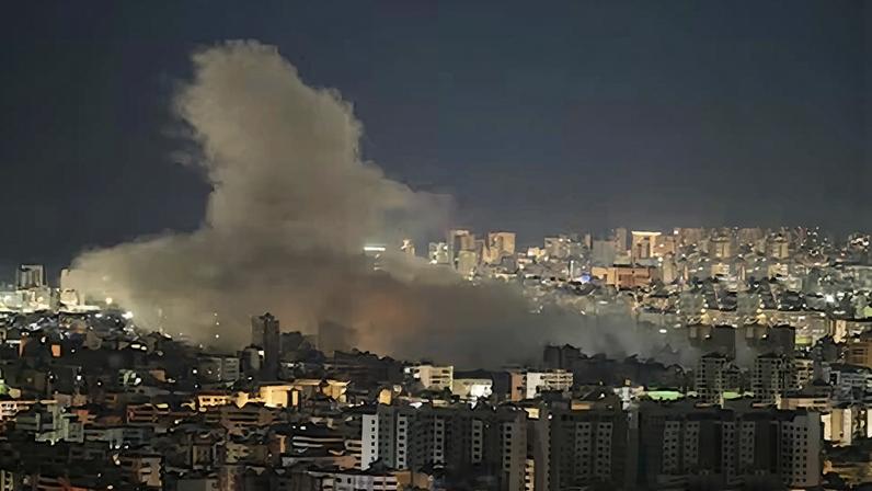 Una columna de humo se levanta tras un ataque aéreo israelí contra el sur de Beirut, este jueves.