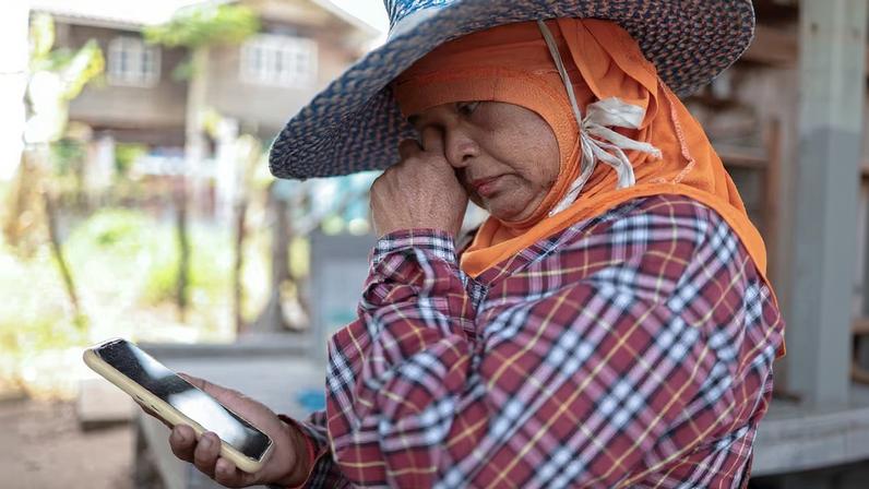 Família tailandesa espera parente desaparecido em navio no Estreito de Hormuz