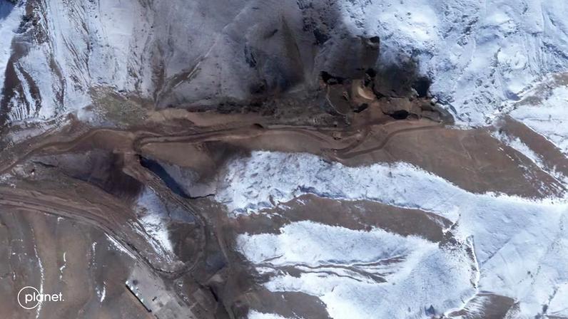 Imagen satélite donde se aprecian túneles colapsados en la base de misiles Tabriz North, en Irán, este domingo.
