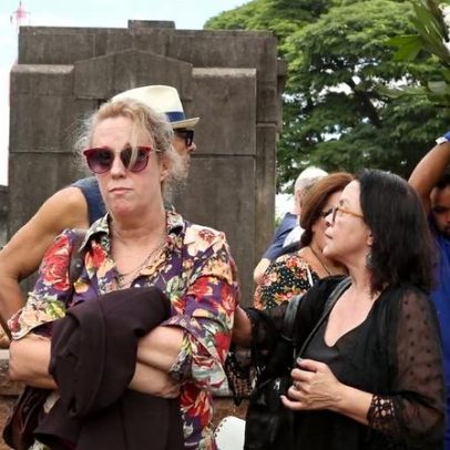 Juca de Oliveira é enterrado; viúva, filha e amigos famosos prestam despedida