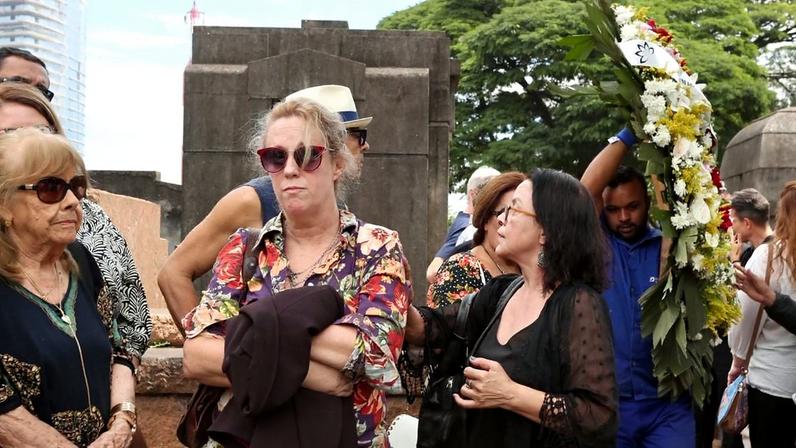 Juca de Oliveira é enterrado; viúva, filha e amigos famosos prestam despedida