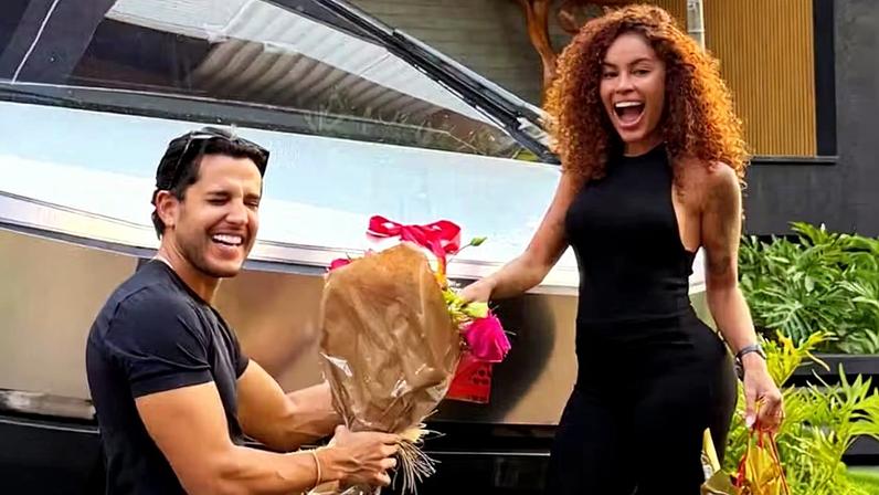 Sthe Matos ganha presentes de luxo de Kevi Jonny no primeiro ano de casados — Foto: Reprodução/Instagram