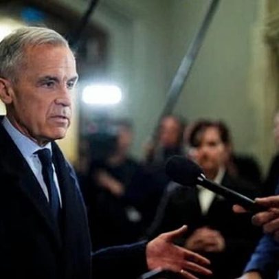 Mark Carney reprova chefe da Air Canada por mensagem de acidente em inglês