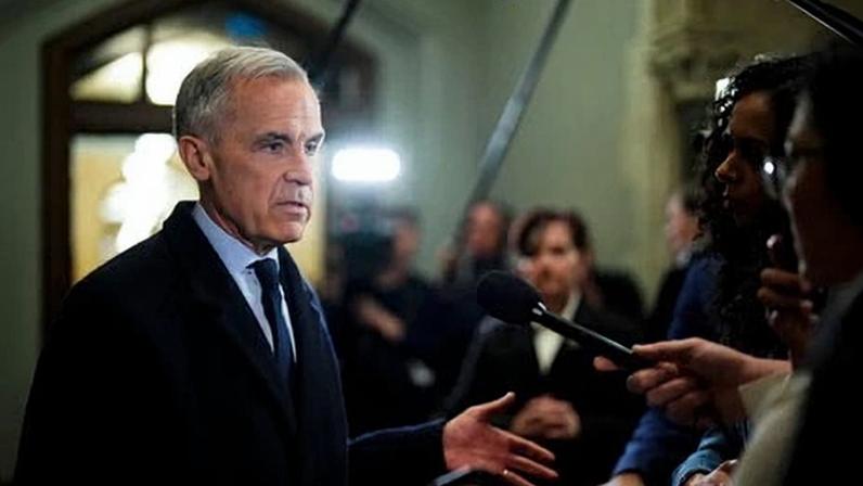 Mark Carney reprova chefe da Air Canada por mensagem de acidente em inglês