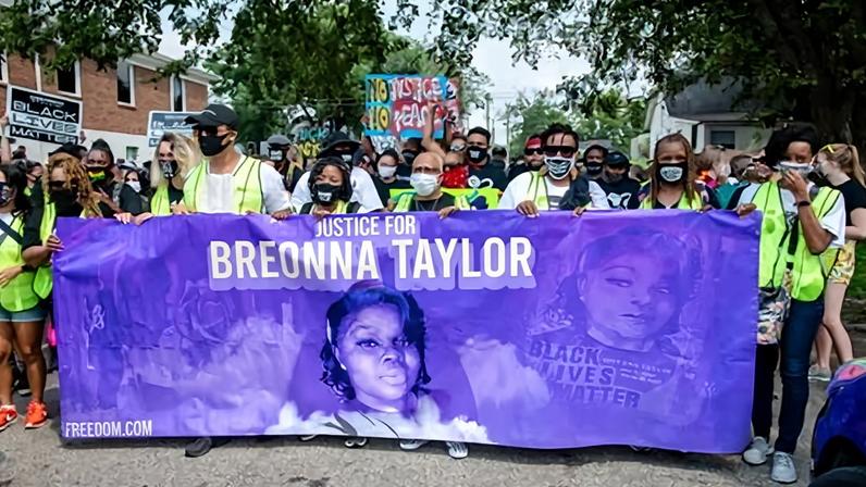 Acusações contra ex-oficiais por falsificar mandado são rejeitadas