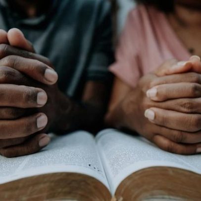 Como casais podem ficar mais próximos estudando a história da Páscoa