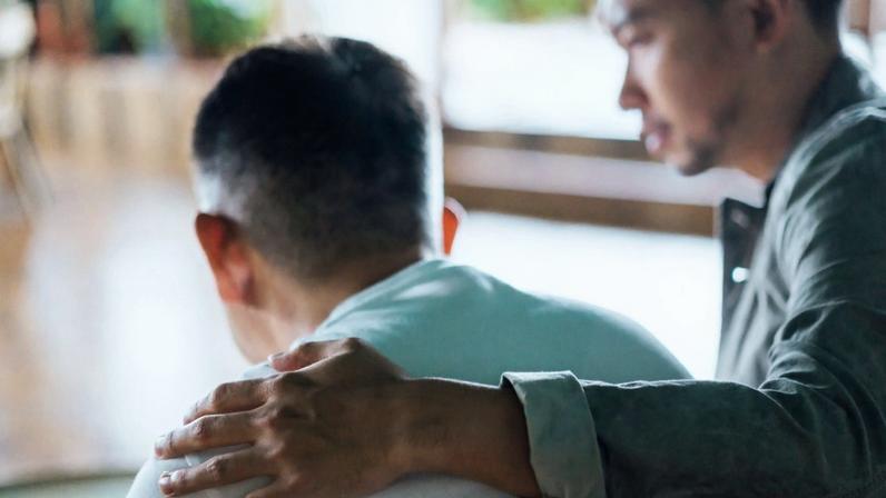 10 Comforting Prayers for a Grieving Friend