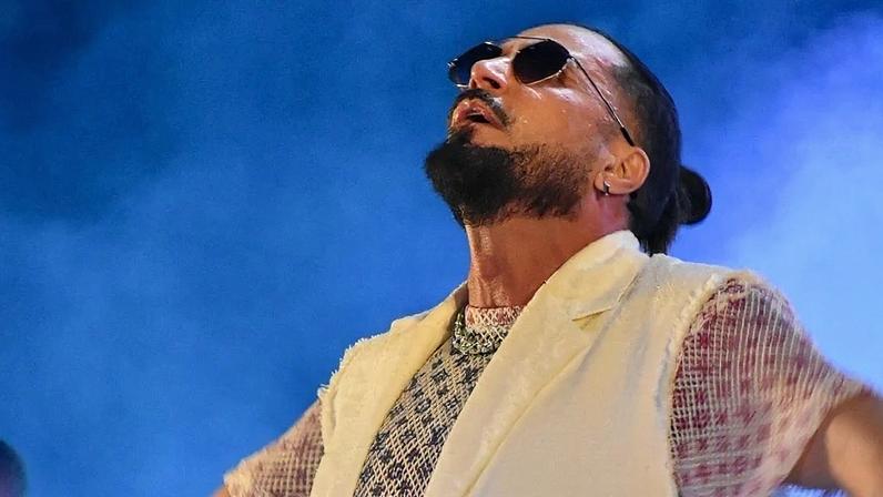 'Livramento': Latino sofre acidente em ônibus e mostra estado do veículo; duas pessoas da equipe estão com ferimentos