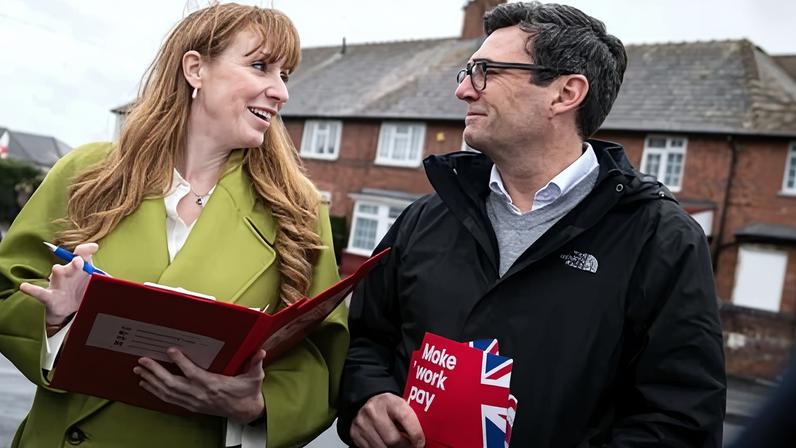 Andy Burnham diz que governo faria bem em ouvir Angela Rayner