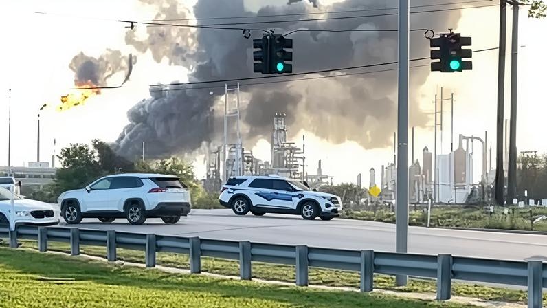 Moradores do Texas sentem casas tremerem a quilômetros de explosão em refinaria
