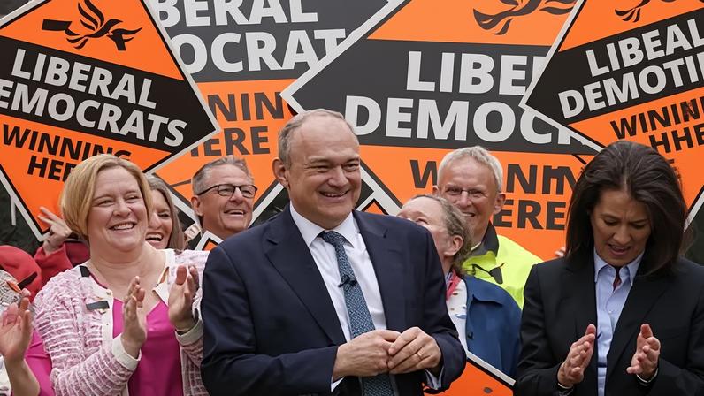 Ed Davey acusa Reform UK e Conservadores de política divisiva ao estilo Trump