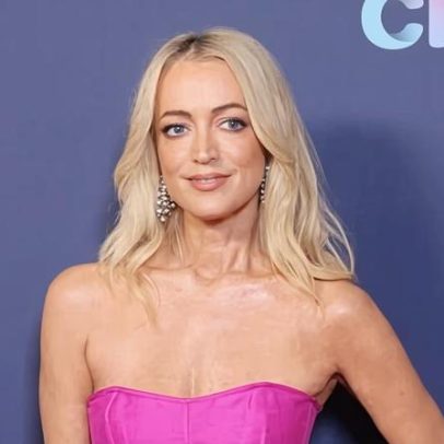 Jackie O busca US$82 milhões por demissão indevida em ação contra antiga rádio