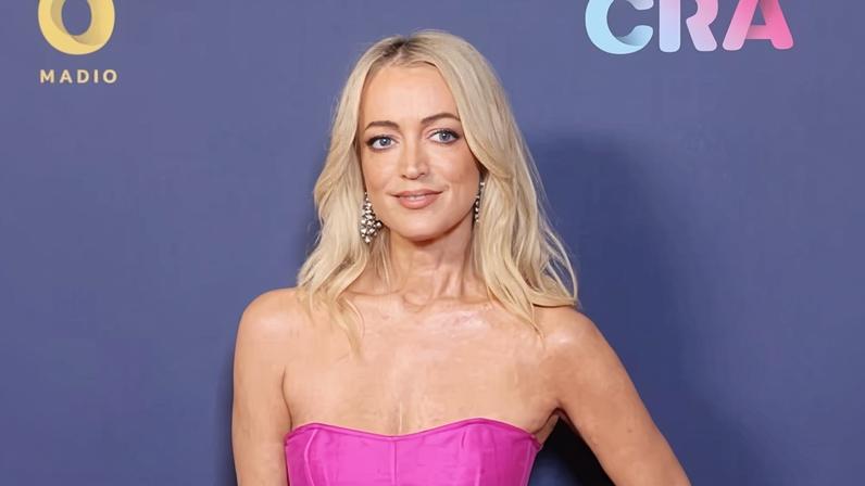 Jackie O busca US$82 milhões por demissão indevida em ação contra antiga rádio