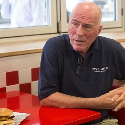 CEO da Five Guys doa bônus de US$1,5 milhão aos funcionários para evitar tiros