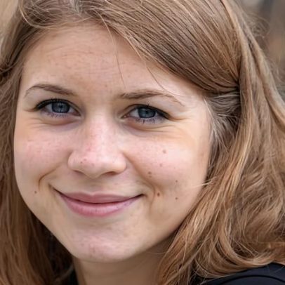 Mãe de Sarah Everard presta homenagem à filha cinco anos após o homicídio