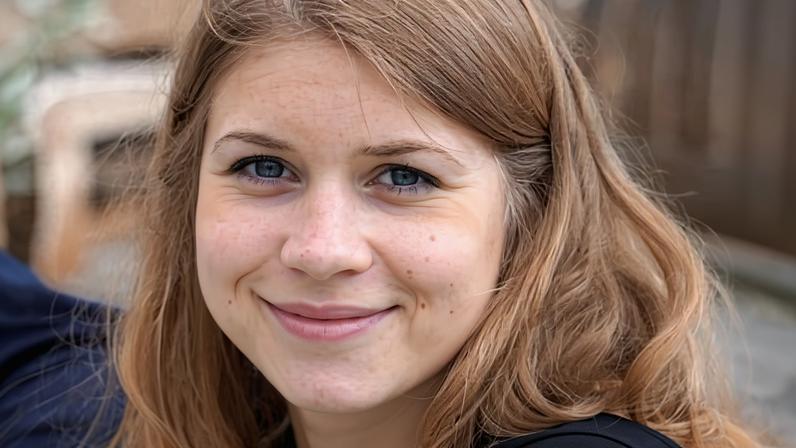 Mãe de Sarah Everard presta homenagem à filha cinco anos após o homicídio