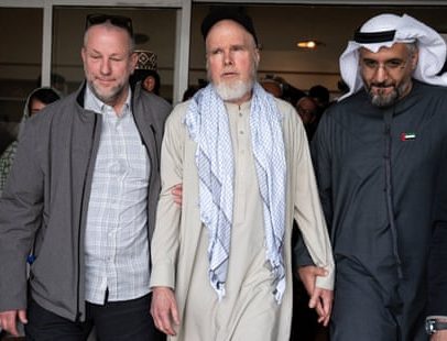 Talibã libera acadêmico americano após mais de um ano detido