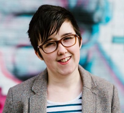 Réu ligado à cena do assassinato de Lyra McKee por roupas, diz tribunal de Belfast