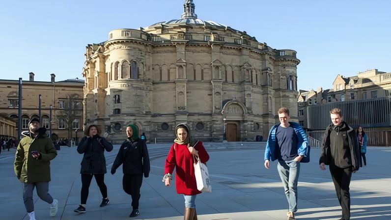 Corte de mensalidades para europeus ameaça plano de Starmer na UE