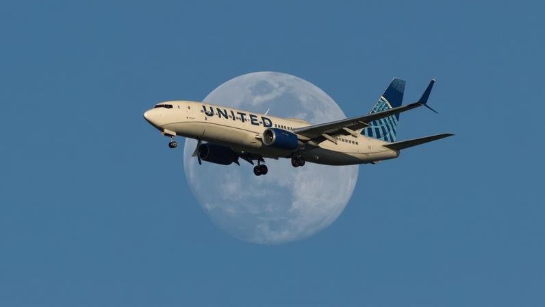 Voo da United evita por pouco helicóptero militar dos EUA na Califórnia