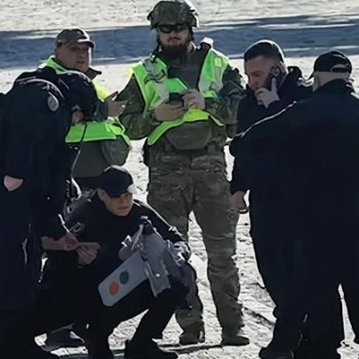 Restos de drone russo caem no centro de Kiev em ataque diurno