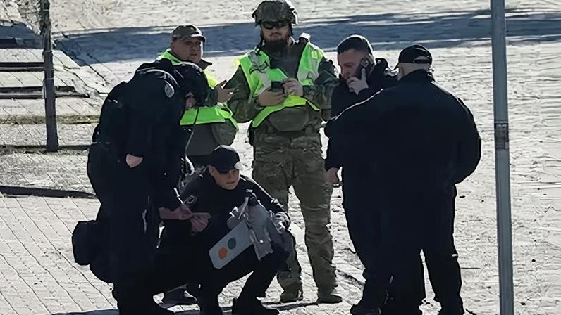 Restos de drone russo caem no centro de Kiev em ataque diurno