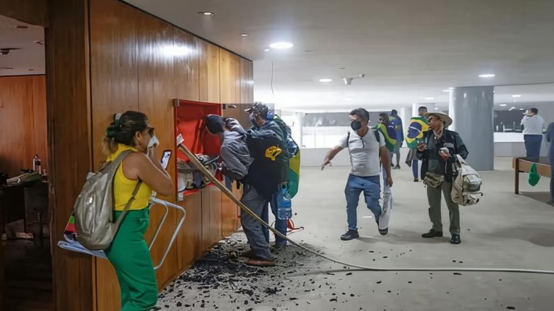 Argentina concede asilo a manifestante brasiliense, pode influenciar eleição