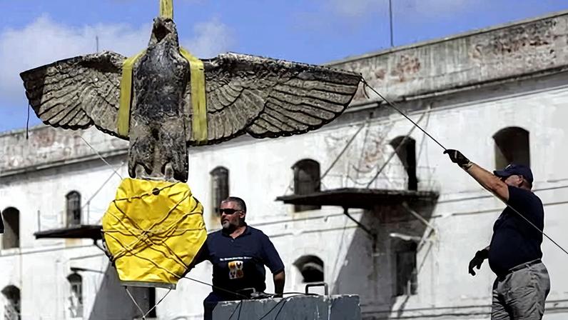 Uruguai enfrenta dilema com águia nazista resgatada do fundo do mar