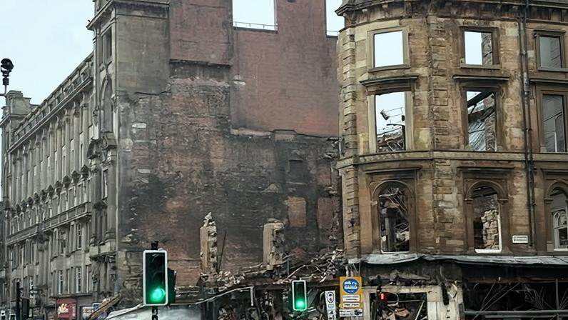 Preocupação com bombeiros da Escócia após ausência de caminhão-escada em incêndio