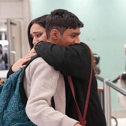 Menino britânico retorna ao Reino Unido após ficar preso em Dubai durante ataques iranianos