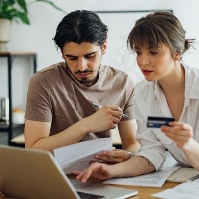 Como alinhar as finanças do casal quando têm ideias diferentes sobre dinheiro