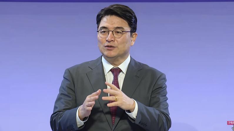 O reverendo Choi Byung-rak foi um dos palestrantes do evento. (Foto: Reprodução/YouTube/갓피플TV)