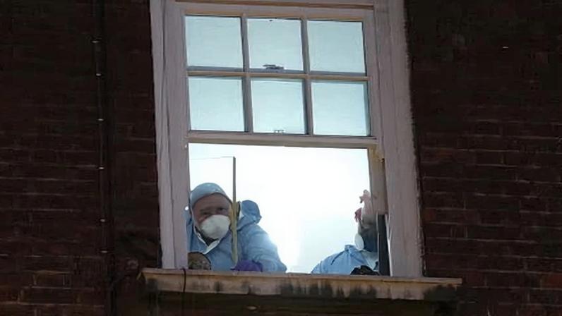 Prisão por homicídio após bebê de 18 dias cair de imóvel no centro de Londres