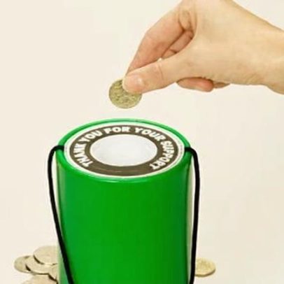 Britânicos reduzem doações à caridade em £1,4 bi, aponta estudo