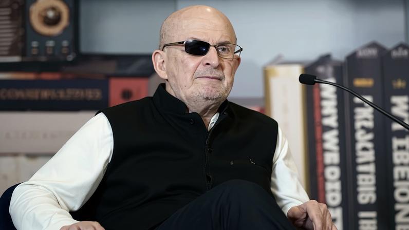 Rushdie diz estar cansado de ser símbolo da liberdade de expressão após ataque