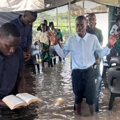 Cristãos louvam a Deus em igreja inundada após chuvas em Moçambique
