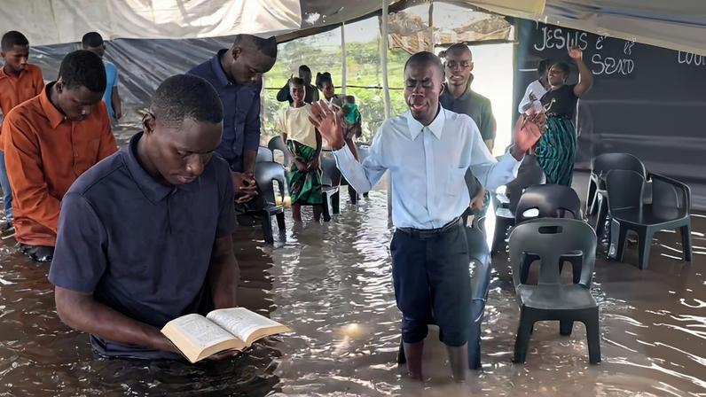 Cristãos louvam a Deus em igreja inundada após chuvas em Moçambique