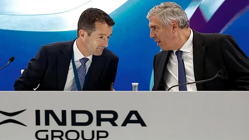 El presidente de Indra, Ángel Escribano (i), junto al consejero Delegado de la empresa, José Vicente de los Mozos (d).