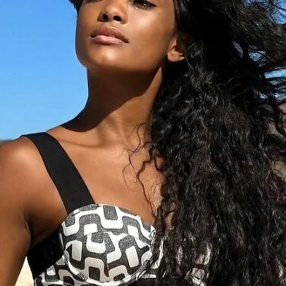 Erika Januza aos 40 aconselha pilates para manter a perna na ponta