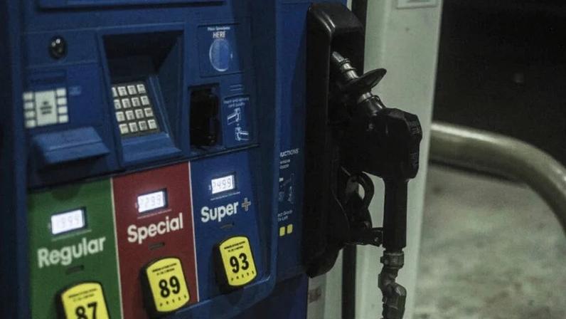 Posto de combustíveis nos EUA: alta de 18% do preço da gasolina desde o início do conflito (Foto: iStock)