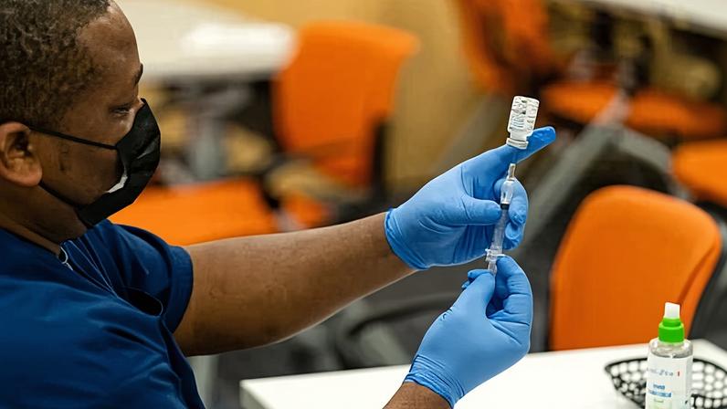 Painel dos EUA recua na revisão de vacinas mRNA contra a Covid