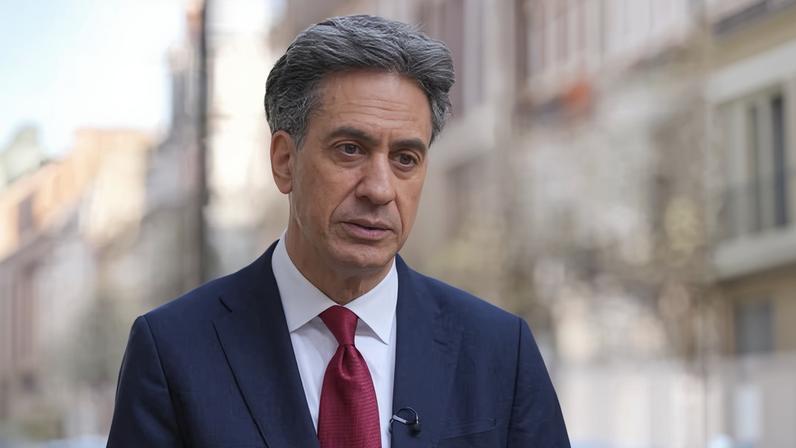 Reino Unido pode enviar navios e drones ao Estreito de Ormuz, diz Miliband