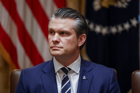 Hegseth ora no Pentágono por violência esmagadora contra inimigos