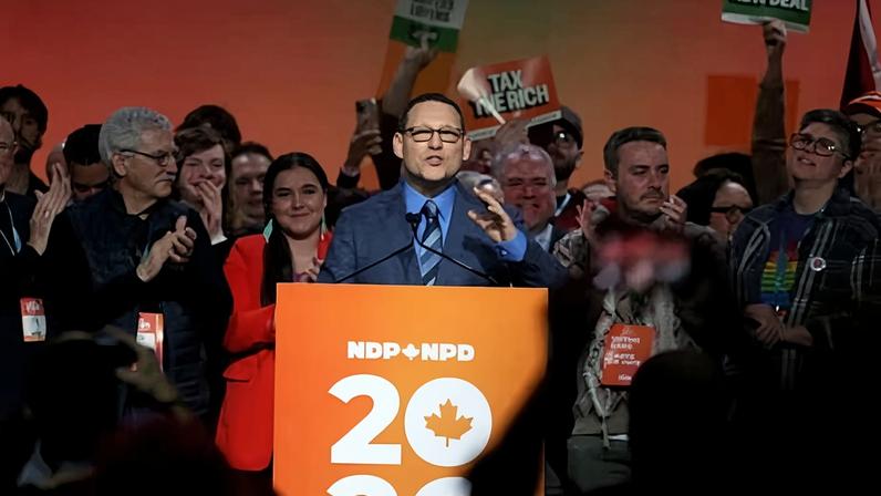 Avi Lewis é eleito para liderar o NDP no Canadá e promete retorno do partido
