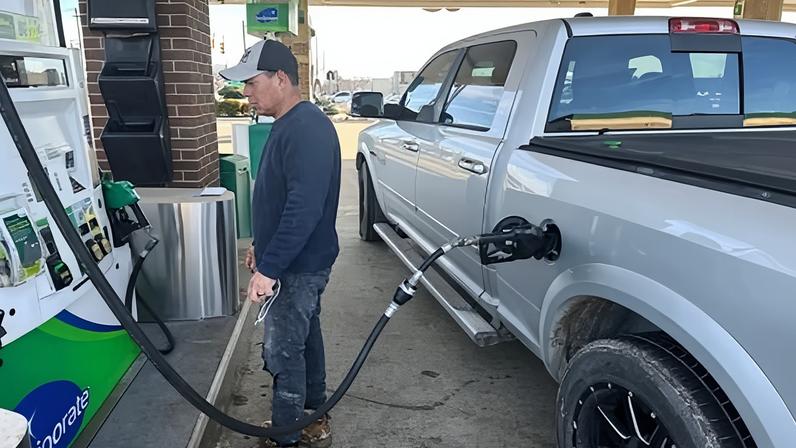 Motoristas de Detroit enfrentam alta nos preços do combustível