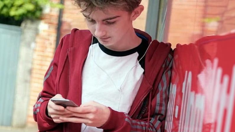 Adolescentes no Reino Unido participam de piloto com restrições em redes sociais